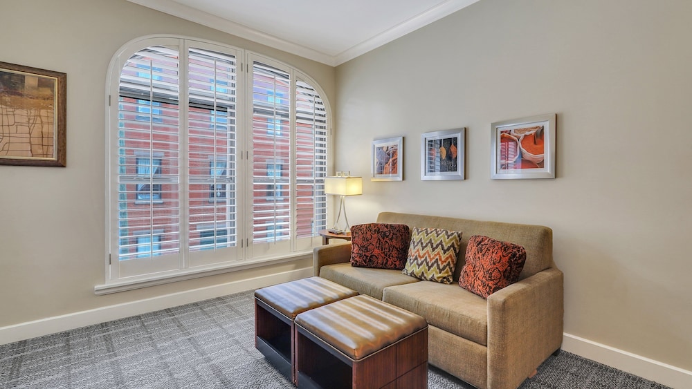 Suite, 1 Bedroom, Kitchen, City View (2 Full Beds) thumbnail 6
