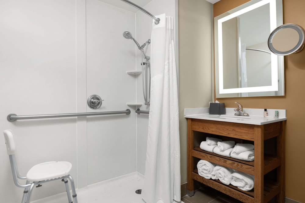 Room, 2 Queen Beds, Accessible (Roll-In Shower) - Photo 4