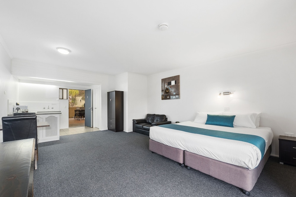 Superior Room, 1 King Bed, Non Smoking photo 3