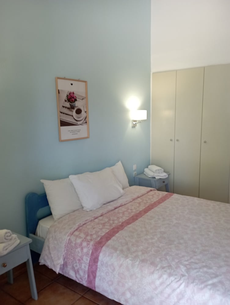 Basic Studio, 2 Twin Beds, Balcony, Sea View photo 3