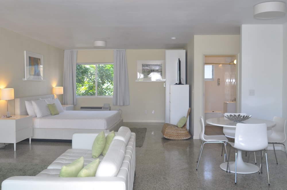 Suite, 2 Bedrooms (1 King and 2 Queen Beds) - Photo 6