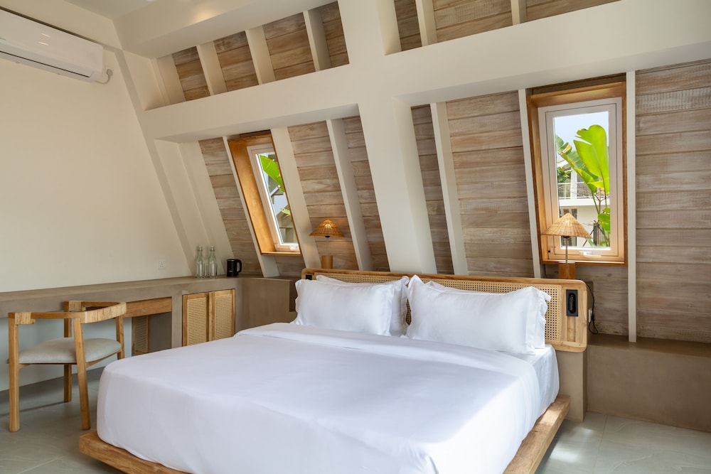 Deluxe Double Room, Balcony, Pool View