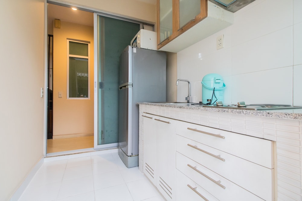 Deluxe Studio, 1 King Bed, Kitchen photo 2