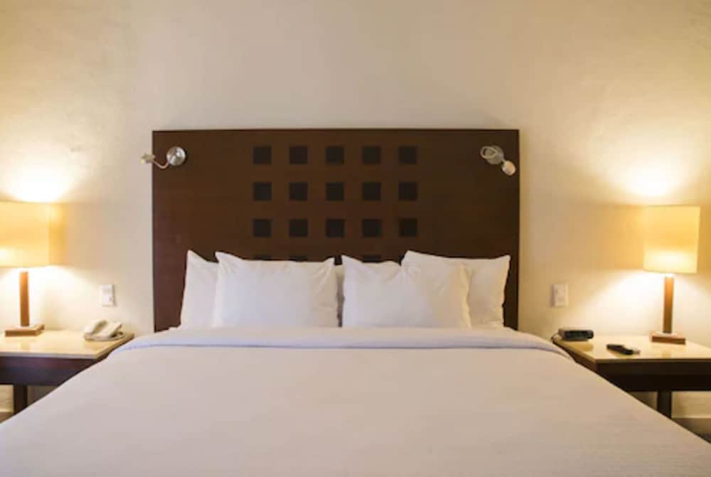 Standard Room, 1 King Bed - Photo 1