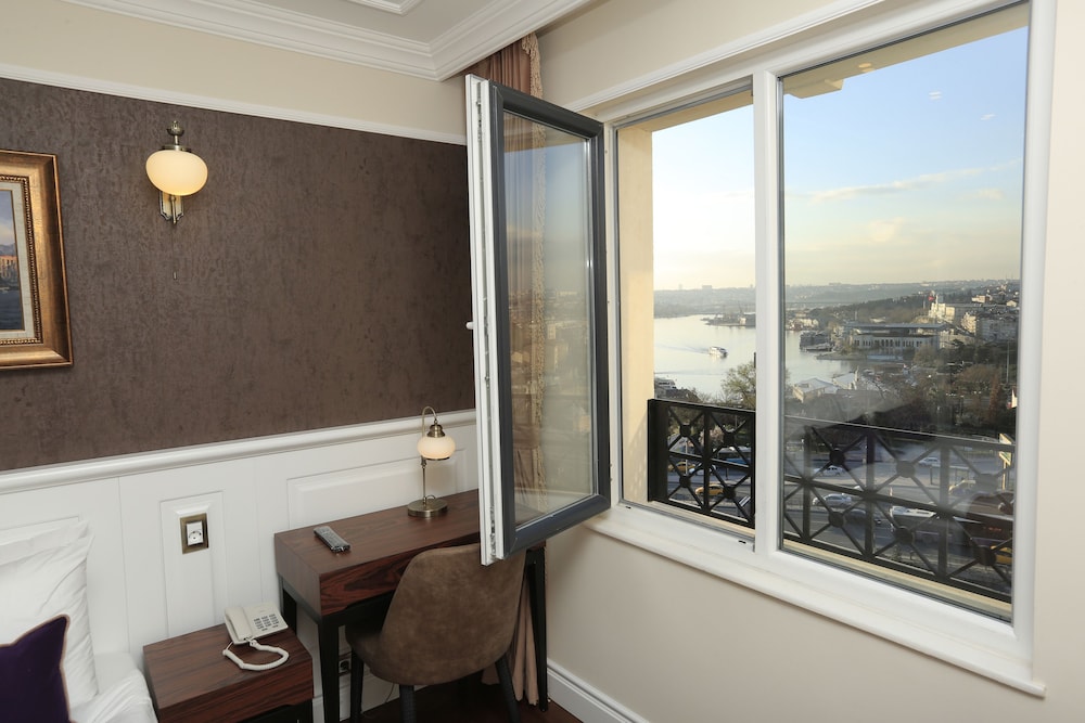 Junior Suite, 1 Double Bed, Partial Sea View (Deluxe)