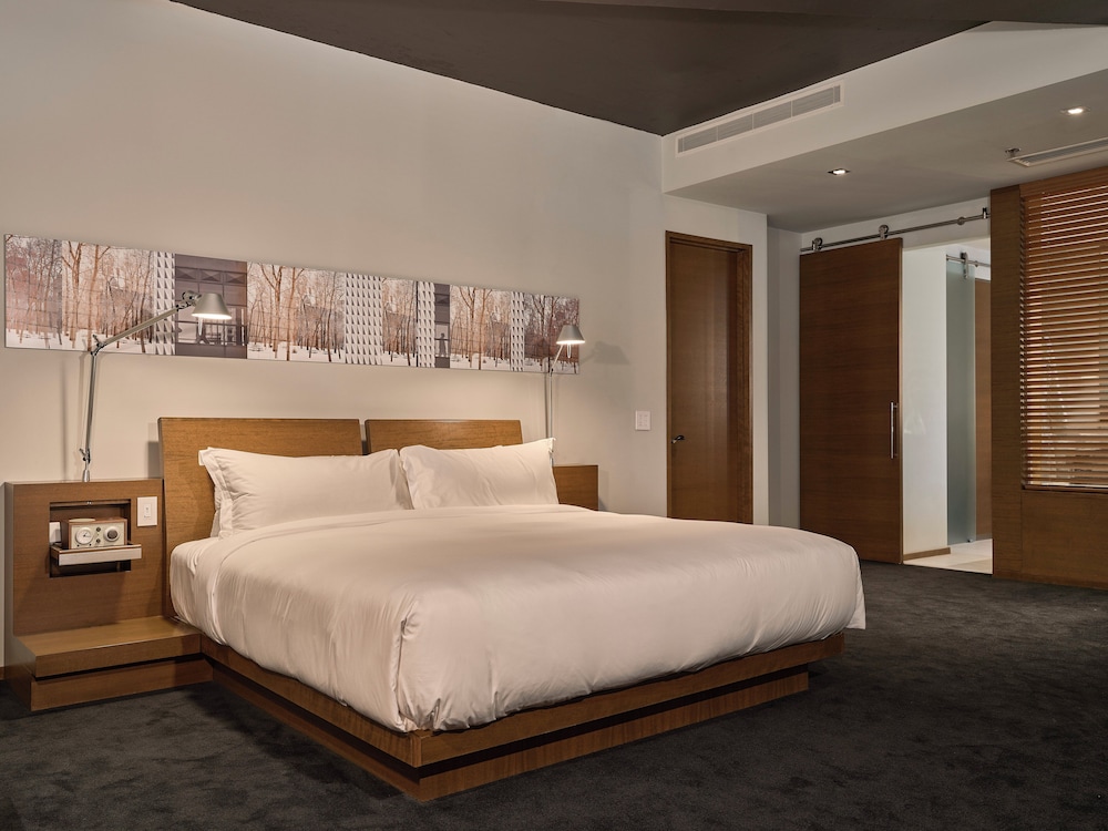 Signature Room, 1 King Bed - Photo 5