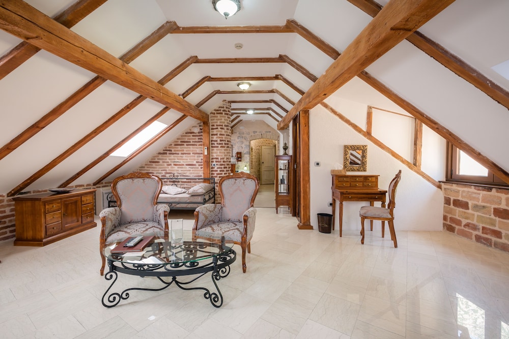 Luxury Suite photo 2