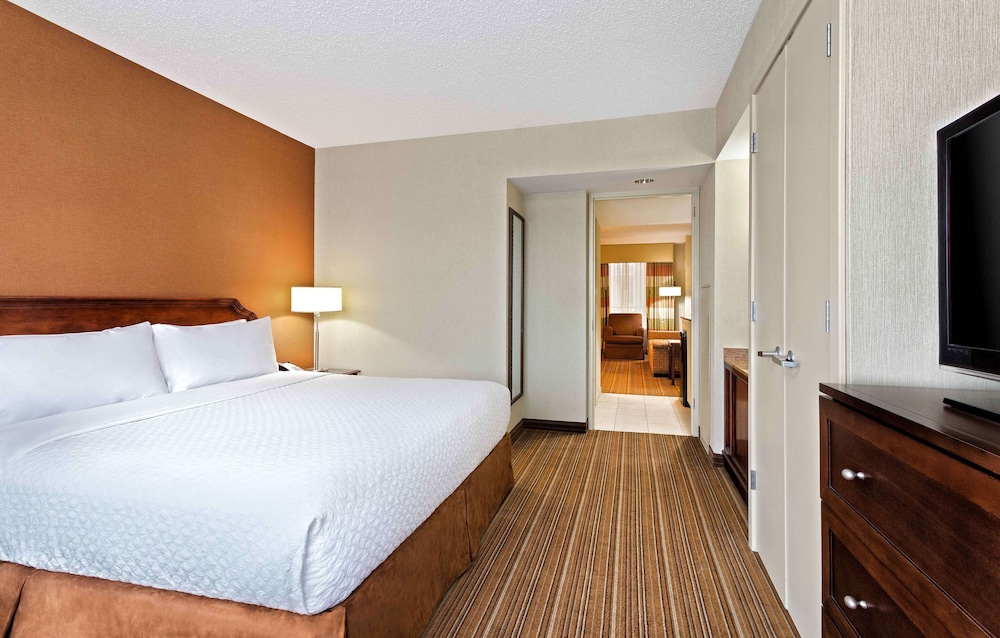 Suite, 1 King Bed, Accessible - Photo 3