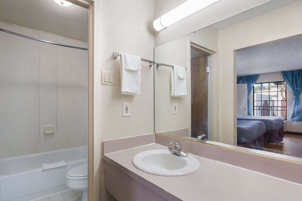 Suite, 2 Queen Beds, Kitchen photo 2