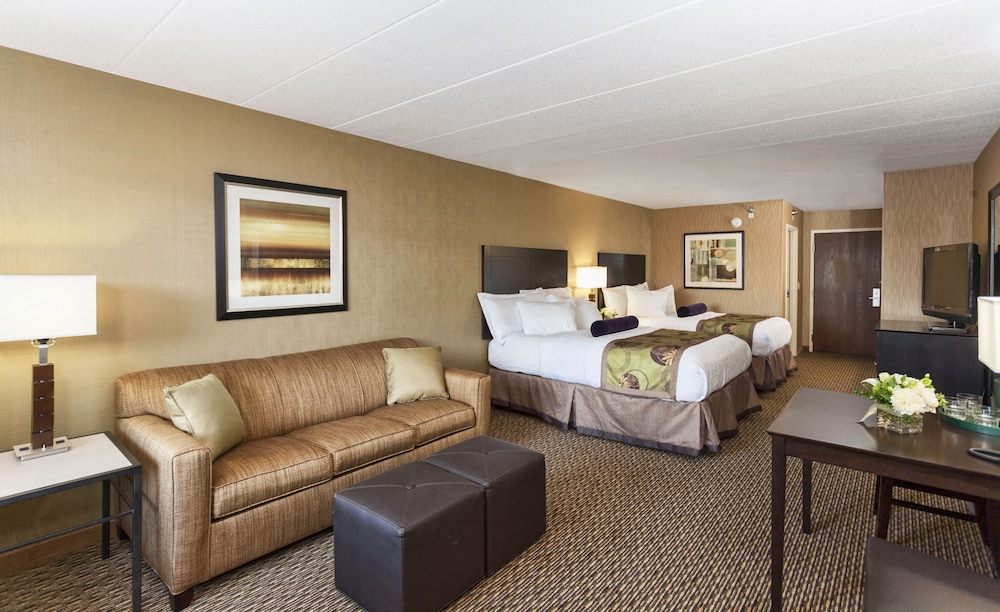 Deluxe Room (2 Queens with Sofa bed, City View) photo 3