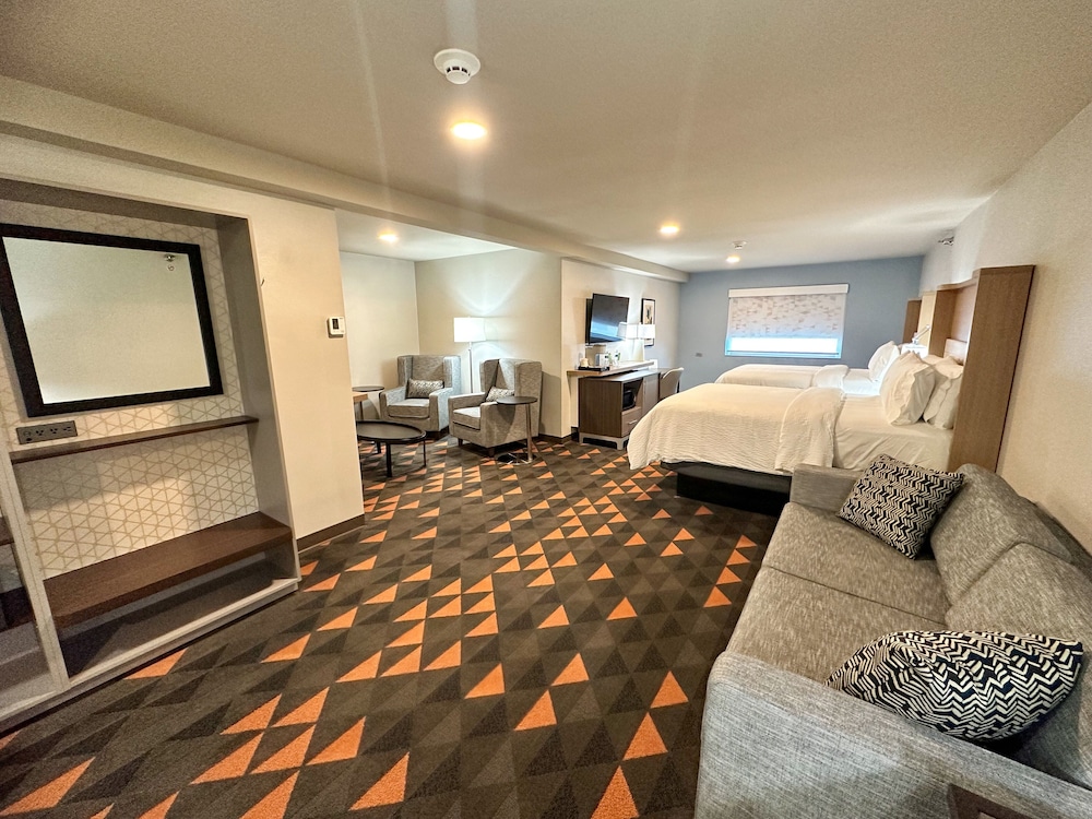 Suite, 2 Queen Beds - Photo 2