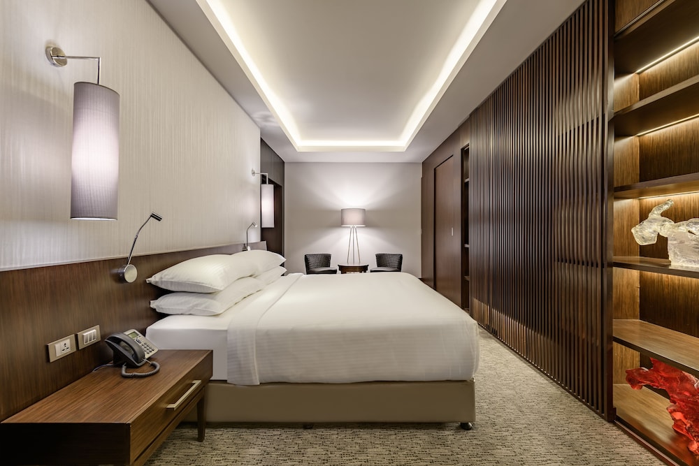 Panoramic Suite 1 King, Club Privileges, Balcony, Pool view, Kitchen