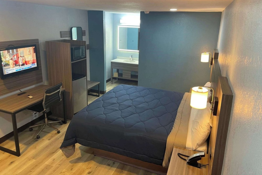 Suite, 1 King Bed, Smoking photo 1
