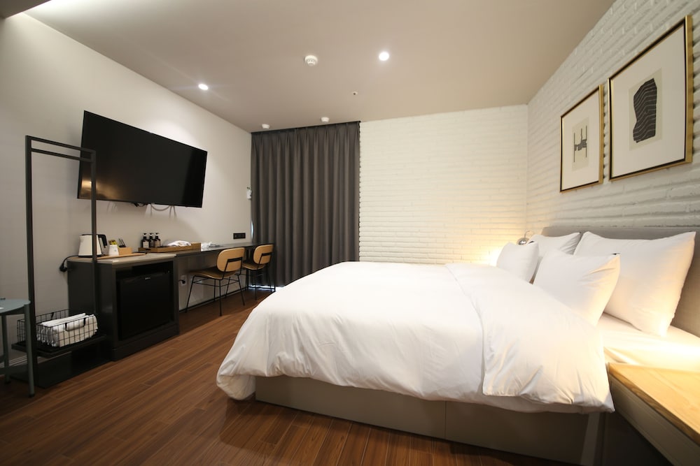 Deluxe Double Room - Photo 29