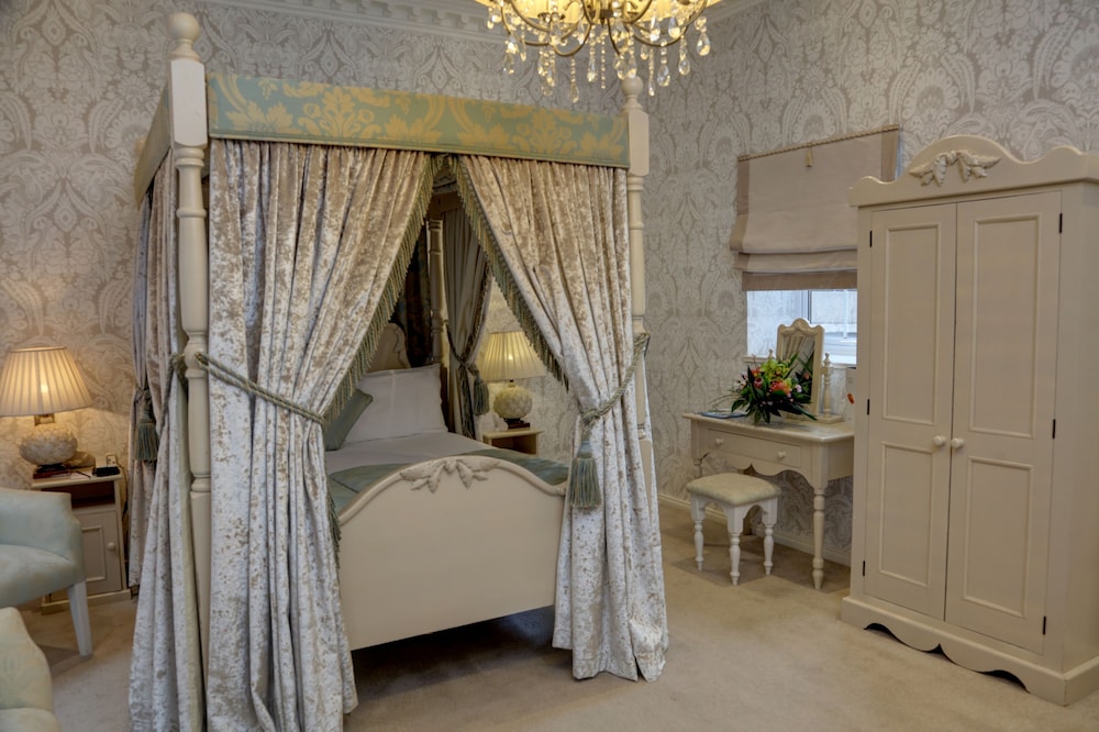 Suite, 1 King Bed, Non Smoking (Four Poster Bed) photo 3