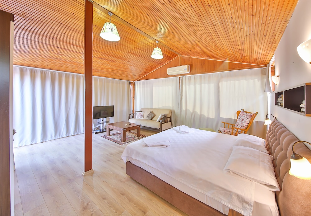 Comfort Studio Suite, 1 King Bed, Kitchen, Poolside