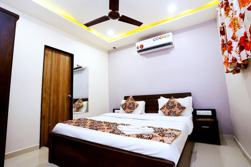 Deluxe Room, 1 King Bed photo 3