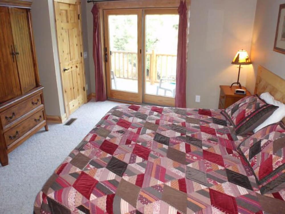 Deluxe Cabin, 4 Bedrooms, River View photo 3