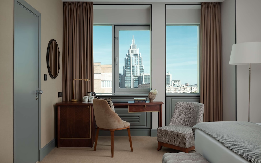 Deluxe Room, 1 King Bed, City View photo 3