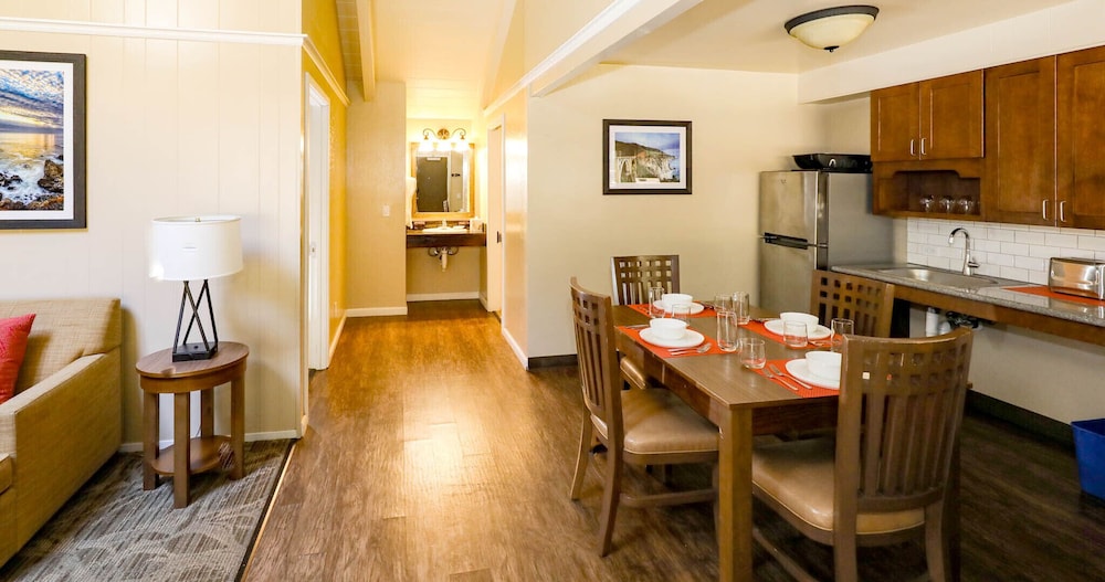 Two Room Queen Kitchen Cottage photo 1