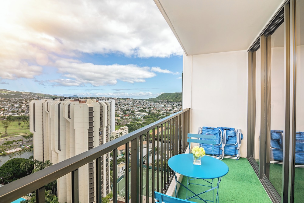 High Floor Mountain View Condo with 2 Beds and Parking: Condo, 1 Bedroom, Mountain View (0152) photo