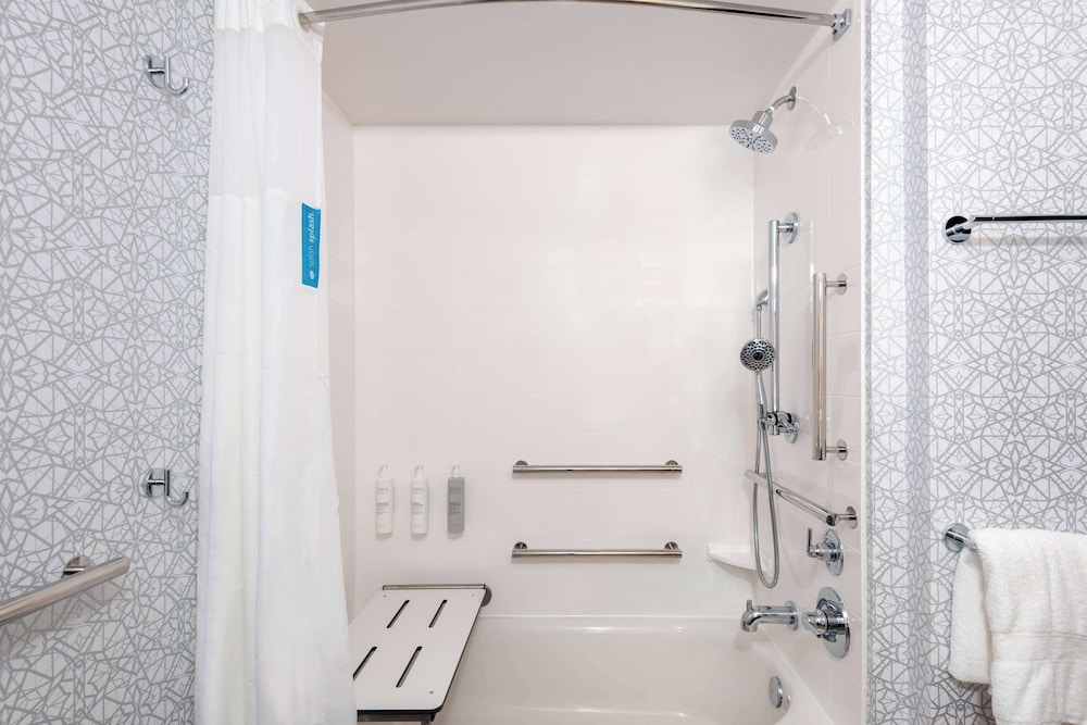 Room, 2 Queen Beds, Accessible, Bathtub (Mobility) - Photo 5