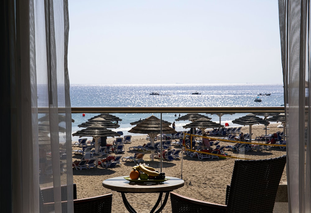 Room, 1 King Bed, Balcony, Oceanfront photo 3