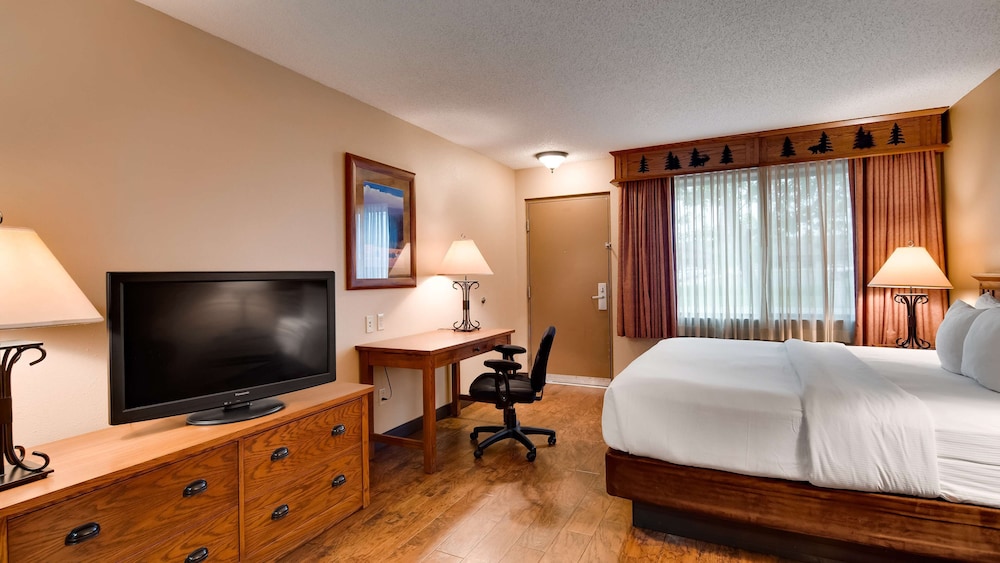 Business Room, 1 King Bed, Non Smoking, Refrigerator & Microwave photo 3