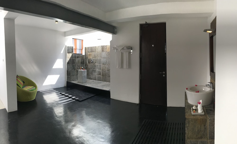 Extra Large Suite - Photo 5