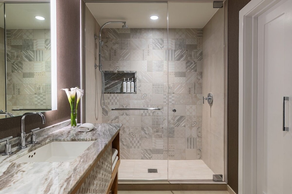 Suite, 1 Bedroom - Photo 13