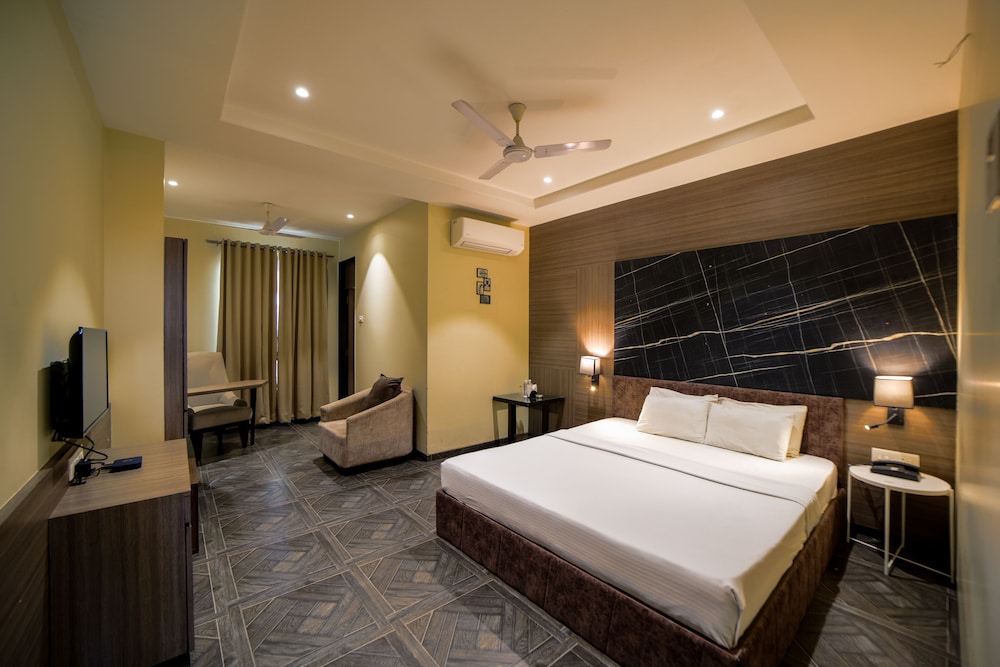 Executive Room, 1 Double Bed, Smoking, City View