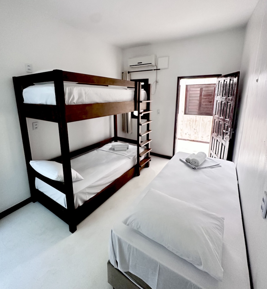 Economy Triple Room photo 2
