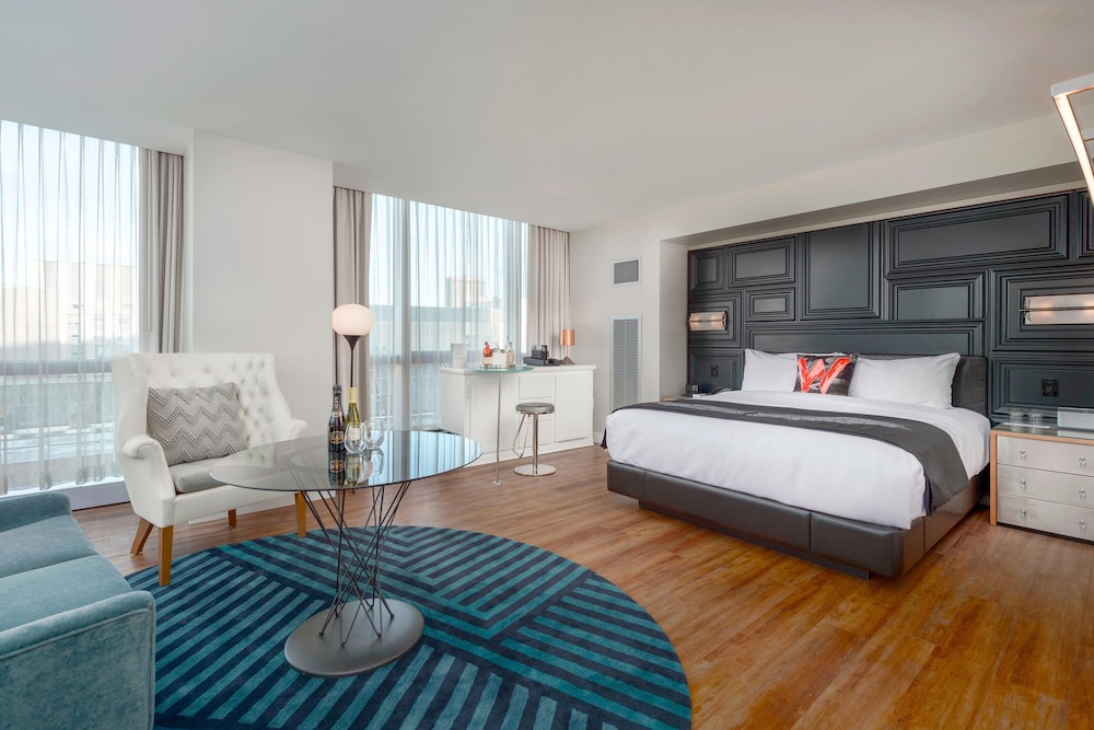 Room, 1 King Bed, Corner photo 3