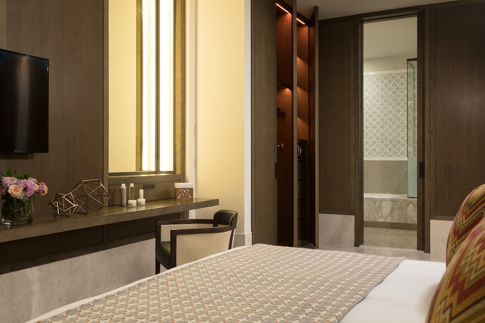 Junior Suite, 1 King Bed thumbnail 6