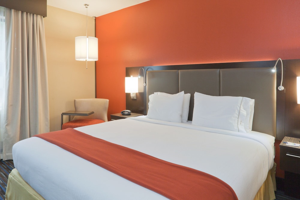 Standard Room, 1 King Bed, Accessible (Hearing, Mobility, Bathtub) photo 3