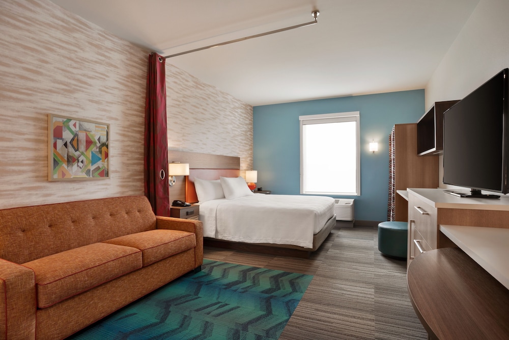 Suite, 1 King Bed, Accessible, Bathtub - Photo 2