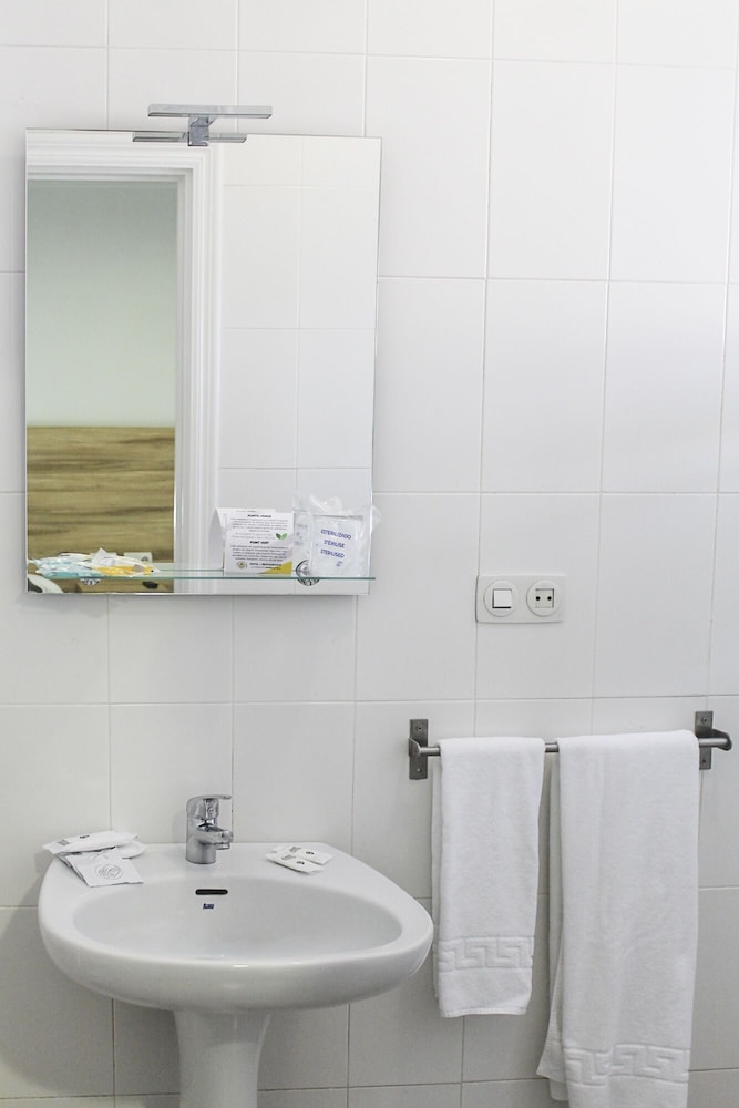 Business Twin Room - Photo 6