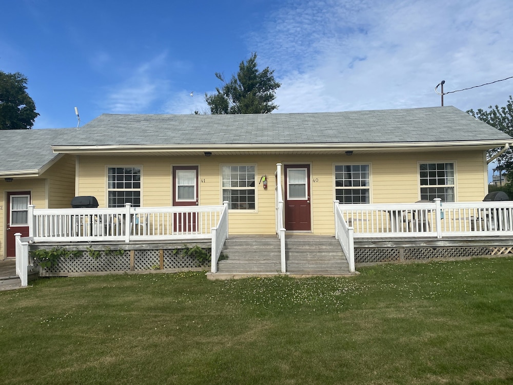 Standard Cabin, 2 Queen Beds, Kitchen, City View photo 1