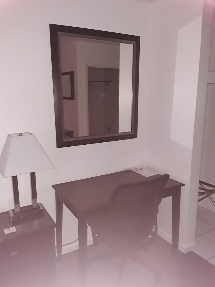 Room, 1 King Bed, Non Smoking photo 3