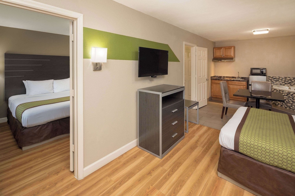 Suite, 1 Bedroom, Non Smoking (1 King and Queen Bed, Pet-Friendly)
