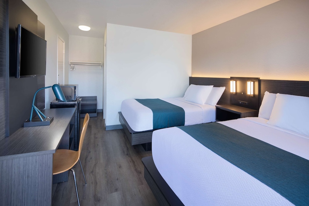 Deluxe Room, 2 Double Beds, Non Smoking, Refrigerator & Microwave photo 3