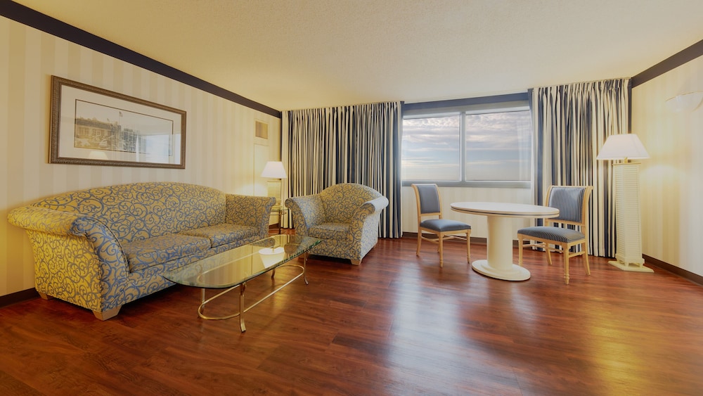 WEST ONE BEDROOM SUITE 1 KING NON-SMOKING