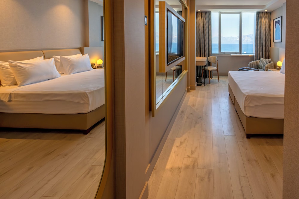 Standard Room, 2 Twin Beds, Partial Sea View