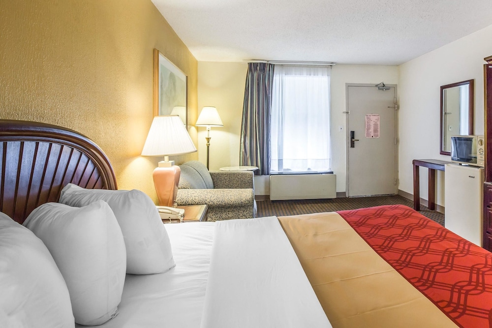 Standard Room, 1 King Bed, Non Smoking photo 2