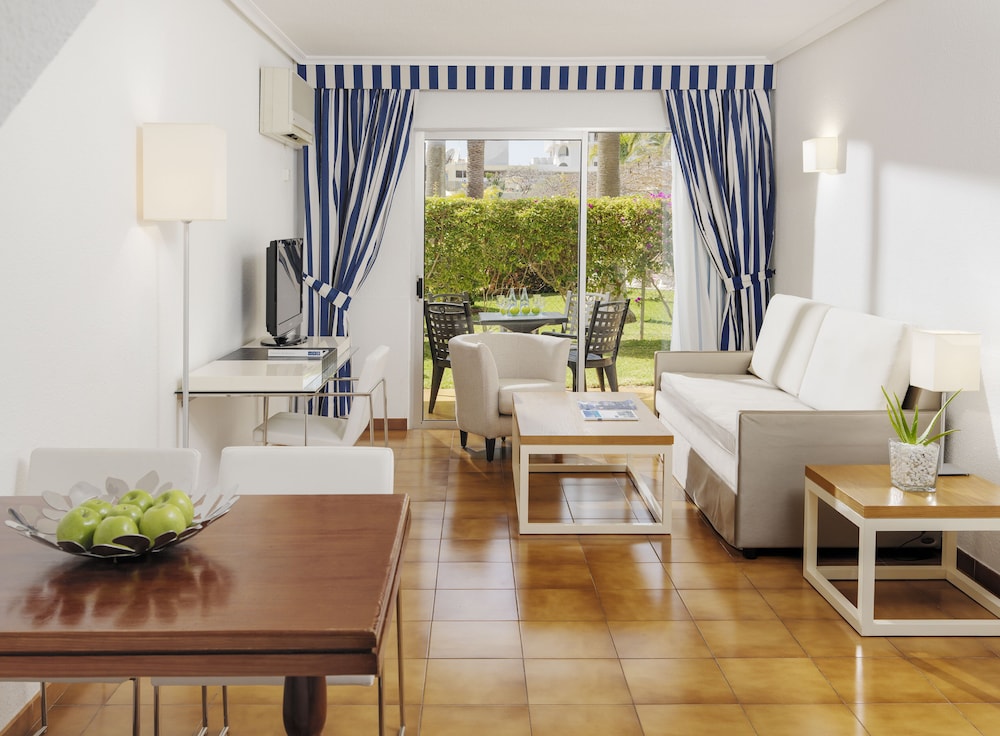 Family Room (3 adults & 1 child)