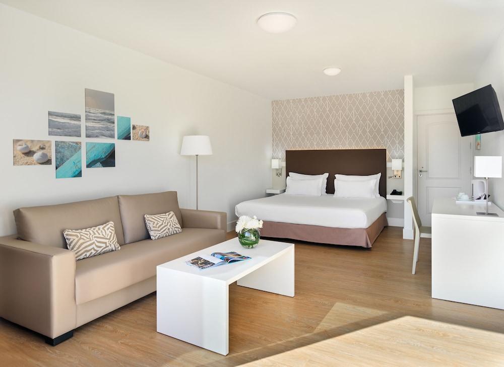 Junior Suite, Pool View (1 Adullt)
