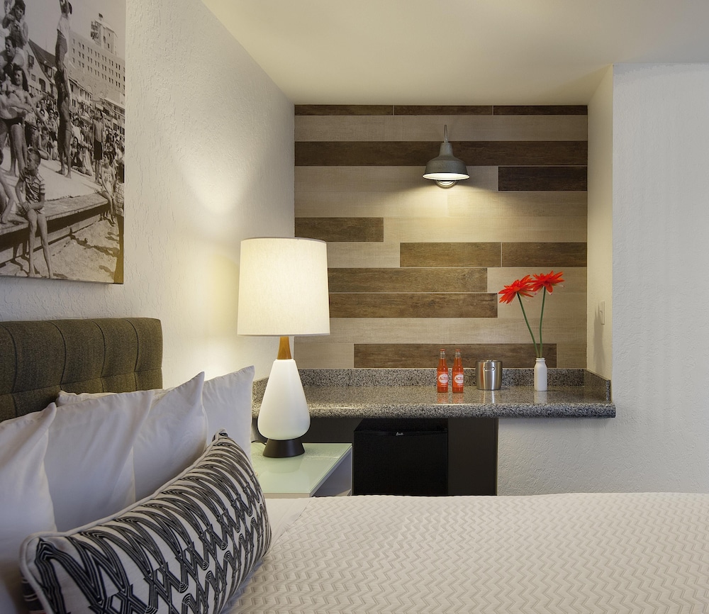 Deluxe Room, 1 Queen Bed thumbnail 6