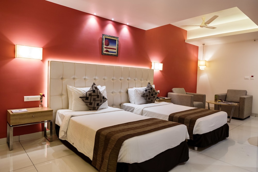 Superior Room, 1 King Bed photo 3