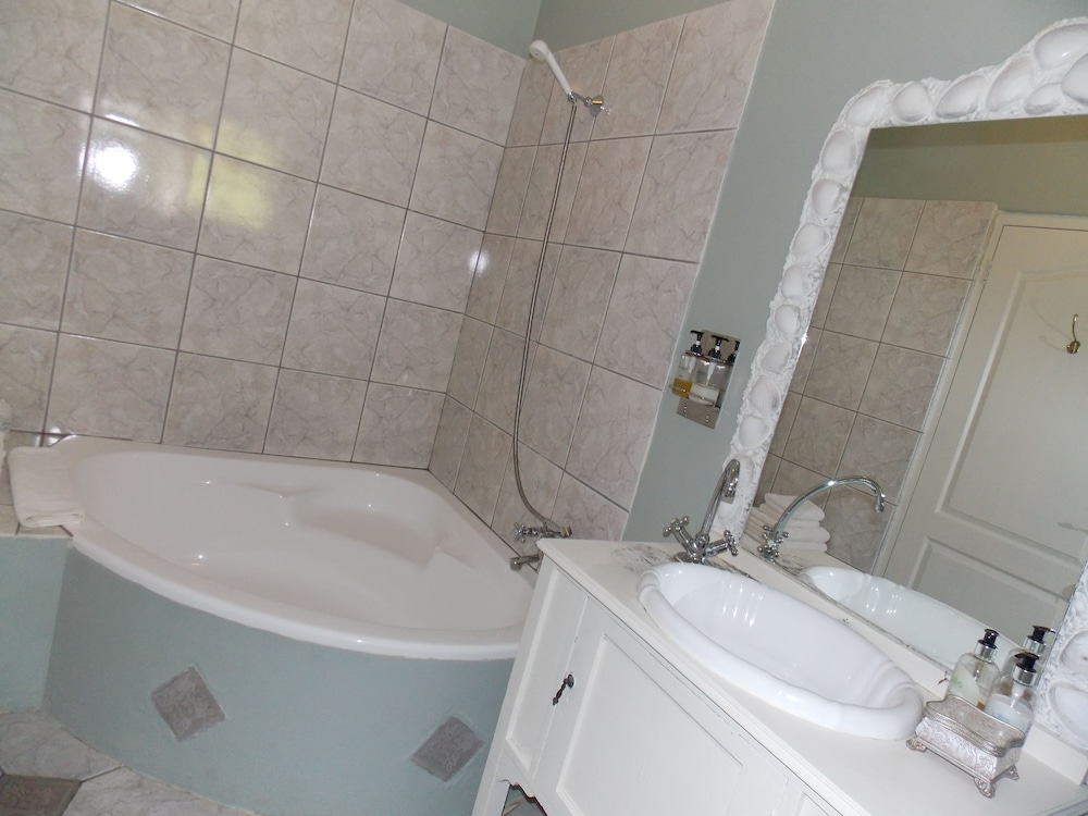 Comfort Room, 1 Bedroom (Revolution) photo 2