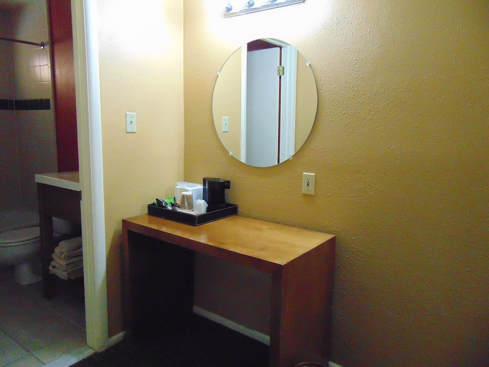 Standard Room, 1 King Bed - Photo 3